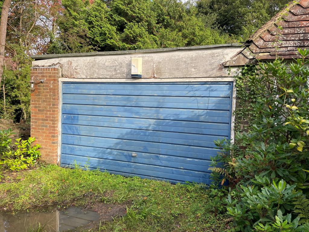 Lot: 153 - DETACHED BUNGALOW WITH POTENTIAL - Garage